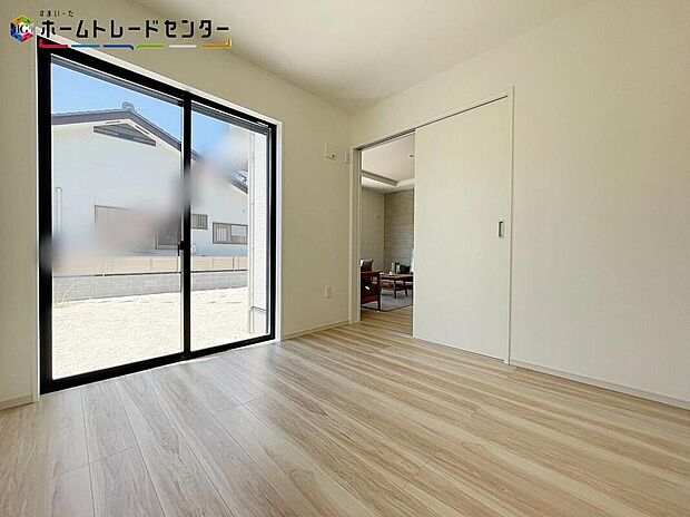 来客時にあったら嬉しい1室！小さなお子様を寝かしつけるお部屋や遊び場としても重宝しますよ！！木の温もりがやさしいフローリングは安らぎをもたらすプライベート空間。