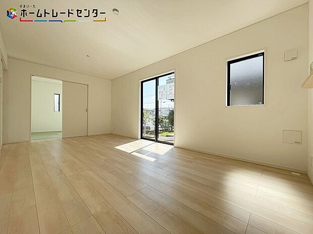 開放感のある明るいリビング＆キッチンです！対面式キッチンからは、リビングにいるご家族の様子が一目で分かります。テレビを見ながら、家族と会話しながら孤立することなく、リビングとキッチンを行き来出来ます！