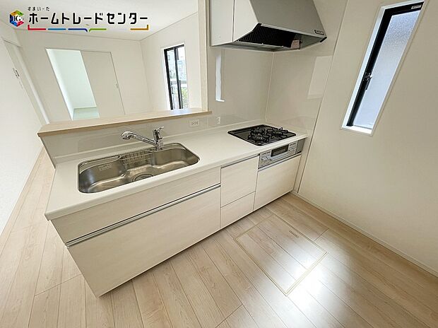 おしゃれなカウンターキッチン♪リビングで遊んでいるお子様を見守りながら、時にはお喋りをしながら料理や後片付けができる人気の高いスタイルです♪テレビの話題や一日の出来事、食卓も会話が弾みますね♪