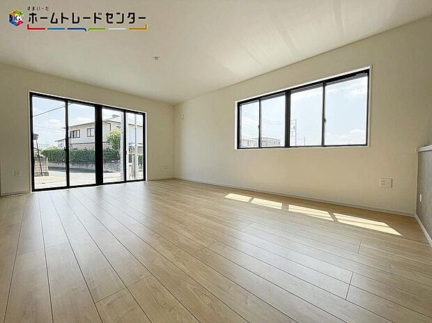 陽当たり良好のリビングです♪大きな窓がありますので、陽光あふれる明るい空間です。居心地良く、ご家族皆がゆったり寛げる憩いの空間となりそうです。