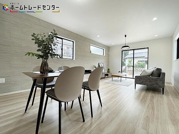 陽当たり良好のリビングです♪大きな窓がありますので、陽光あふれる明るい空間です。居心地良く、ご家族皆がゆったり寛げる憩いの空間となりそうです。