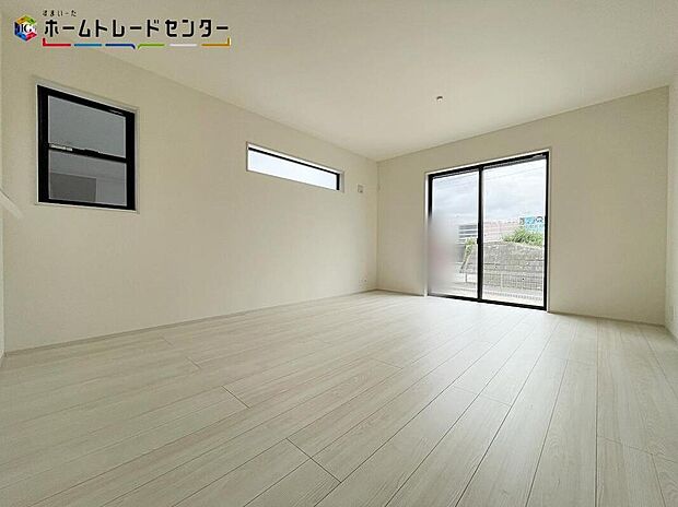 広々とした開放感あふれるリビング！充分な広さがございますので、ご家族でインテリアのレイアウトを考えるのも楽しみですね♪お気に入りの家具に囲まれて、ゆったりした気持ちで過ごせたら最高ですね！