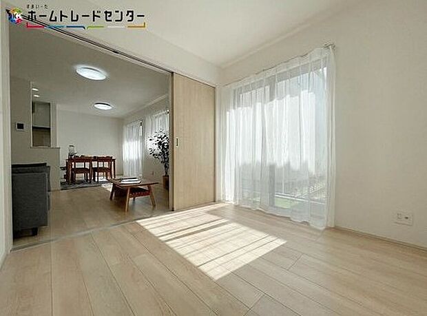 A号棟
来客時にあったら嬉しい1室！小さなお子様を寝かしつけるお部屋や遊び場としても重宝しますよ！！木の温もりがやさしいフローリングは安らぎをもたらすプライベート空間。