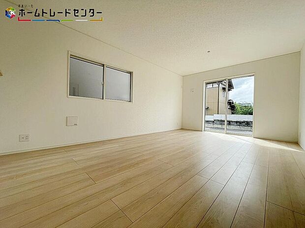 1号棟
お陽さまの光をさわやかな風を、たっぷりとりこめます。室内はいつも明るい印象なので気持ちの良い朝を迎えられます。毎日の生活も明るくなりそうですね!明るいリビングで家族団らんの時間を楽しみましょう