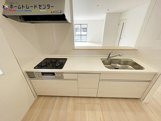 2号棟
広々キッチンならお子様と一緒にお菓子作りやパーティ準備も楽しめます♪お料理好きに成長しそうです!将来の夢はシェフとか!?出来上がった料理をお子さんが運ぶなど自然とお手伝い時間も増えそうですね!