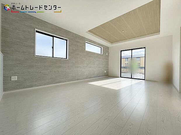 陽当たり良好のリビングです♪大きな窓がありますので、陽光あふれる明るく暖かな空間です。居心地良く、ご家族皆が自然と集まる、ゆったり寛げる憩いの空間となりそうです。コミュニケーションが深まりますね！