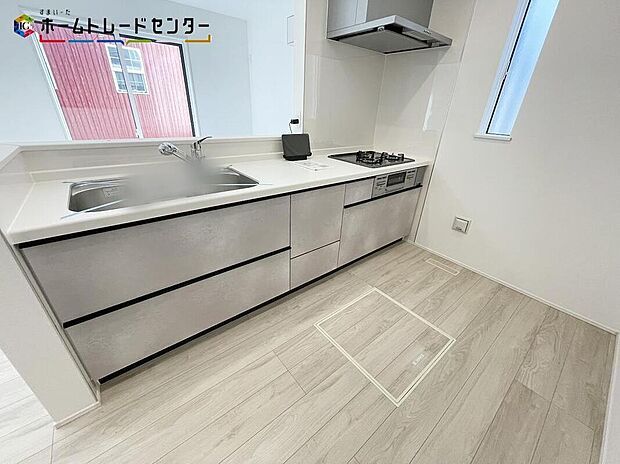 4号棟
対面キッチンです!お客様が来てもひとりにすることなく、おしゃべりを楽しみながらお茶や調理の作業が出来ます!快適なおもてなしができ、お客様も居心地よく過ごせるのではないでしょうか!