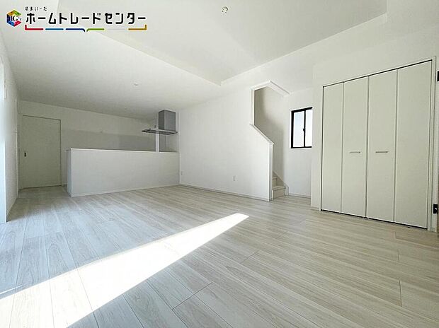 ホームパーティーに招きたくなる自慢の広々リビング・ダイニング！お子様が走り回っても広々安心です！伸びやかな子育てや、にぎやかなふれあいの日々を存分に楽しんでください。