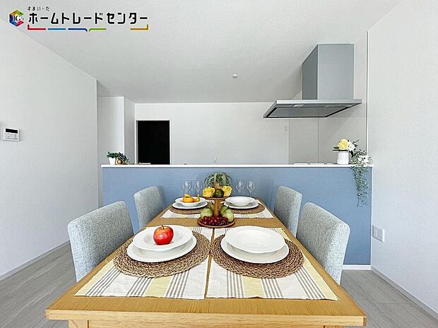 1号棟
キッチンに立っている時間は長いため、対面キッチンですと小さなお子様のいるご家庭、ワンちゃん猫ちゃんなどのペットを飼っているご家庭、料理中でも目を配ることができとても安心です!