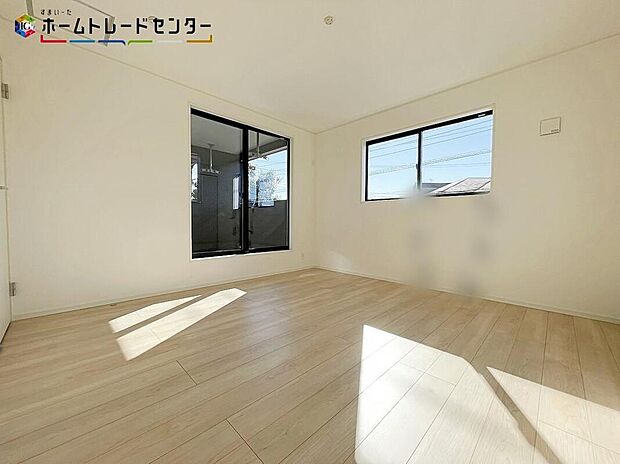 爽やかな風を感じて起きる朝は、快適生活の始まり！朝日と共に、目覚ましなしでも自然と気持ちよく起床出来そうです！気持ちよく目覚めれば一日が充実します！日中もたっぷり日差しが降り注ぐぽかぽか間取りです！