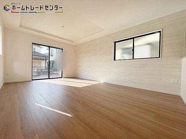 陽当たり良好のリビングです♪大きな窓がありますので、陽光あふれる明るい空間です。居心地良く、ご家族皆がゆったり寛げる憩いの空間となりそうです。