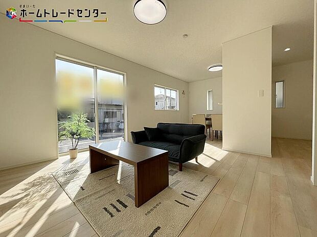 開放感のある明るいリビング＆キッチンです！対面式キッチンからは、リビングにいるご家族の様子が一目で分かります。テレビを見ながら、家族と会話しながら孤立することなく、リビングとキッチンを行き来出来ます！