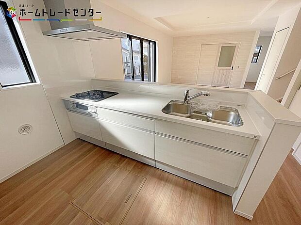 対面式キッチンですので、お食事の準備をしながらご家族との会話を楽しめます☆水回りも集中しているので、家事の動きがらくちん♪全スライド式収納キッチンですのでお皿や鍋の出し入れもラクラクです!