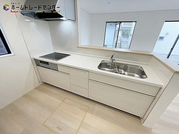 おしゃれなカウンターキッチン♪リビングで遊んでいるお子様を見守りながら、時にはお喋りをしながら料理や後片付けができる人気の高いスタイルです♪テレビの話題や一日の出来事、食卓も会話が弾みますね♪