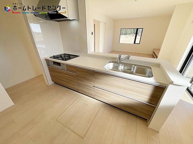 広々キッチンなら、前後にも動けお子様と一緒にお菓子作りやパーティ準備も楽しめます♪お料理好きに成長しそうです！出来上がった料理も、すぐに並べられますので、お子さんが運ぶなどお手伝い時間も増えそうです！