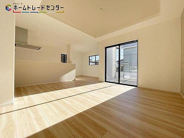 ホームパーティに招きたくなる自慢の広々リビング・ダイニング！お子様が走り回っても広々安心です！伸びやかな子育てや、にぎやかなふれあいの日々を存分に楽しんでください。