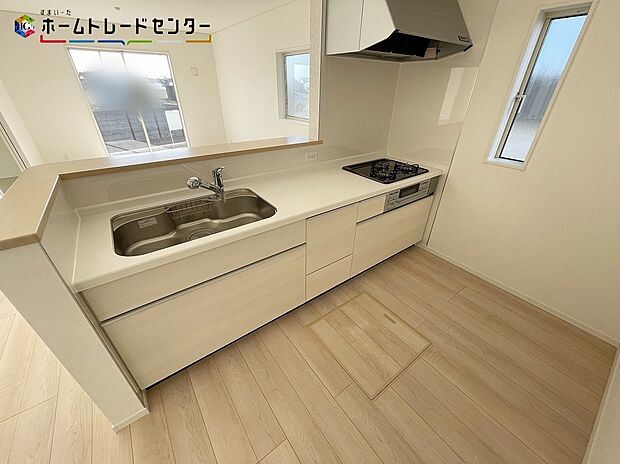 おしゃれなカウンターキッチン♪リビングで遊んでいるお子様を見守りながら、時にはお喋りをしながら料理や後片付けができる人気の高いスタイルです♪テレビの話題や一日の出来事、食卓も会話が弾みますね♪