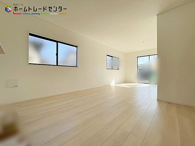 ４号棟
リビングも各部屋もバルコニーも、大きな窓から開放的な空間に陽の光がたっぷり降り注ぐ、見て明るく！家族も明るく！おうちに帰るのが楽しくなるようなお住まいです！