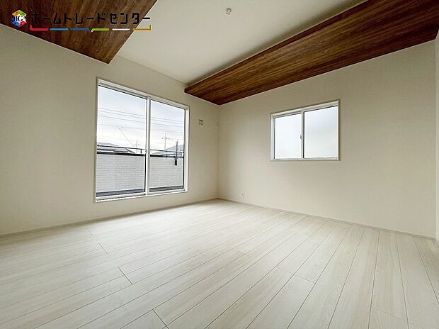 ２号棟
二面採光を取り入れたお部屋です！十分な日差しが隅々まで入り、とても明るく暖かです！勉強で煮詰まっていても、趣味に没頭していても、窓を開ければ穏やかで優しい風が入り、快適に過ごせることでしょう！