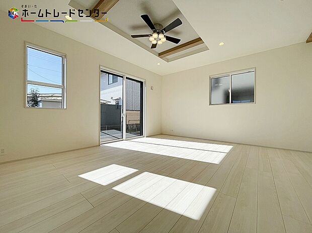 ２号棟
広々とした開放感あふれるリビングです。ゆったり寛げる充分な広さがございますので、ご家族でインテリアのレイアウトを考えるのも楽しみになりそうです。