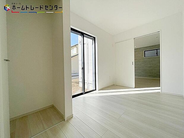 来客時にあったら嬉しい1室！小さなお子様を寝かしつけるお部屋や遊び場としても重宝しますよ！！木の温もりがやさしいフローリングは安らぎをもたらすプライベート空間。