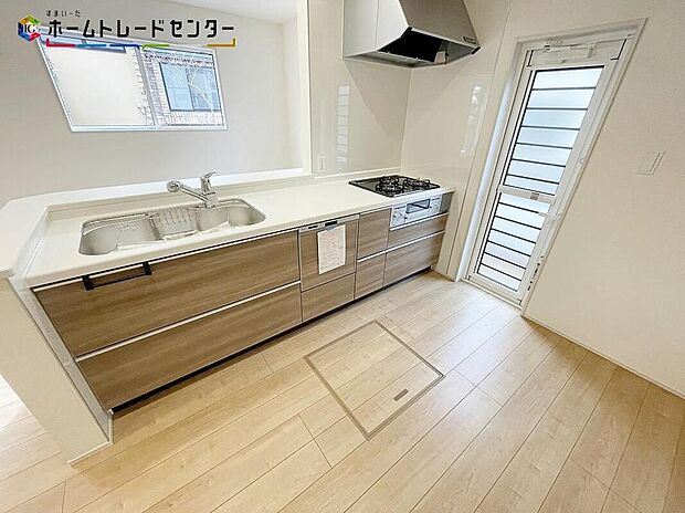 おしゃれなカウンターキッチン♪リビングで遊んでいるお子様を見守りながら、時にはお喋りをしながら料理や後片付けができる人気の高いスタイルです♪食卓も会話が弾みます♪