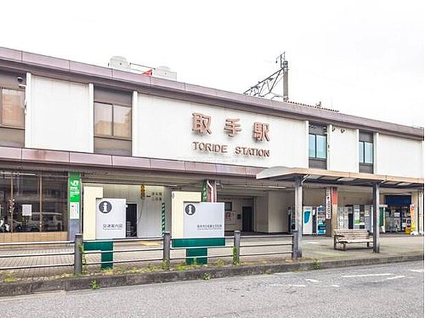 取手駅は茨城県最南端に位置し、JR常磐線と関東鉄道が接続する交通の要所。東京メトロ千代田線直通で都心アクセスも良好。駅ビルや利根川の景観も魅力です。