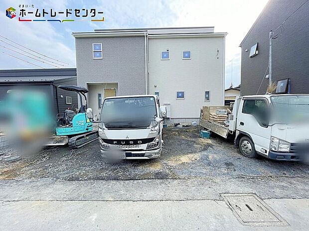 ２号棟
優しい印象の外観で温もり感じるお住まいとなっております！車通りの少ない前面道路、小さなお子様がいても安心です。採光、生活動線、収納力を考慮した個性豊かな魅力溢れるプランとなっております！