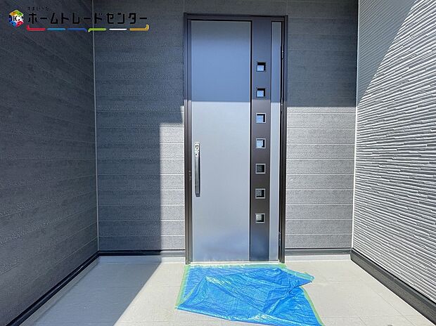 2号棟
玄関ポーチには屋根がついているので雨でも玄関前で濡れずにお出かけ準備が出来ます。セキュリティを高められるTVモニター付きインターフォンが標準装備です！