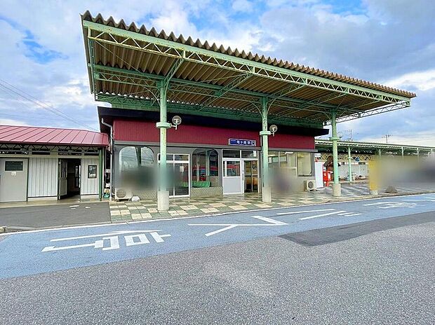 竜ケ崎駅は小規模ながら歴史ある終着駅で、のどかな田園風景を走る竜ヶ崎線の拠点です。市民の通勤・通学を支えるだけでなく、観光や街歩きの拠点としても便利な場所です。