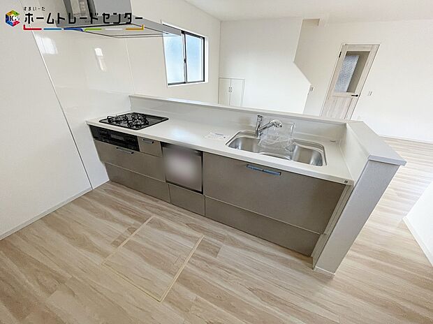 4号棟
キッチンで作業しているママと、リビングにいるご家族が楽しくお話し出来る空間です。テレビの内容やゲームのこと、会社や学校であったこと何でも話せるコミュニケーション溢れる場所になりそうです!