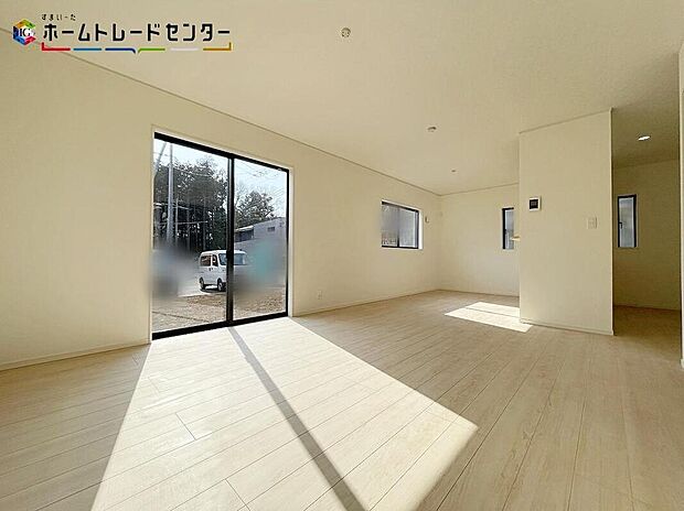 19号棟
開放感のある明るいリビングです!対面式キッチンからは、リビングにいるご家族の様子が一目で分かります。テレビを見ながら、家族と会話しながら孤立することなく、リビングとキッチンを行き来出来ます!