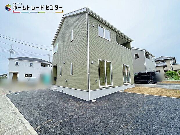 5号棟
嬉しい仕様がたくさん！
システムキッチン、浴室乾燥機、床下収納、防犯カメラ、TVモニター付きインターホン、人感センサー付玄関灯、全居室ペアガラス、駐車２台可（車種による）♪