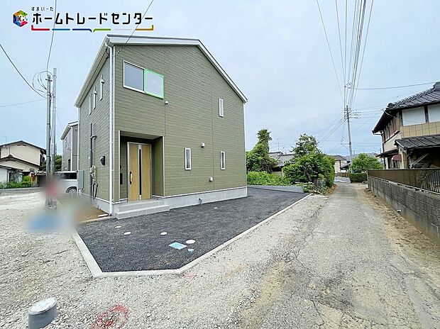 5号棟
一戸建ての大きなメリットは、「自分の土地」を自由に使えること。好きなペットが飼えるほか、ガーデニングやＤＩＹ、車の手入れなど様々な趣味を楽しめます♪広いお庭でのびのびと開放的に暮らしましょう！