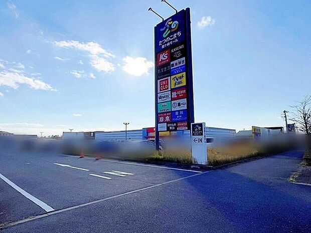 たつのこまち龍ケ崎モールまで車で10分♪
地域密着型のショッピングモールで、買い物・食事・娯楽が一度に楽しめる複合施設です。家族連れや休日のお出かけスポットとしても人気があります。