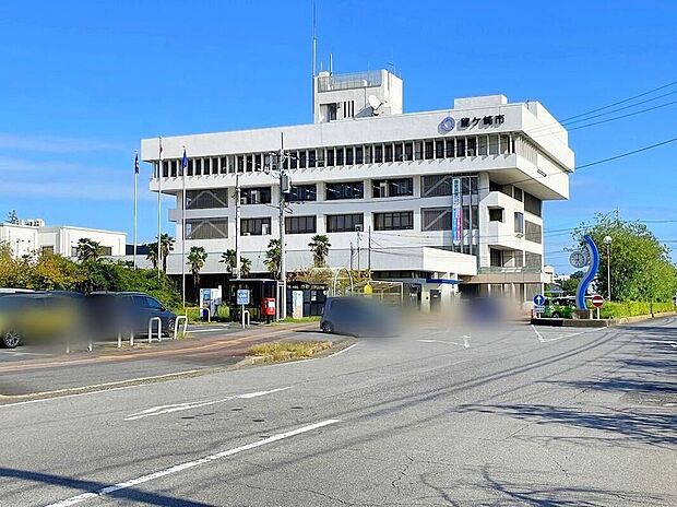 龍ケ崎市役所まで車で１１分♪
周辺には、生活に便利な施設から文化スポットまでバランスよく揃っています。特に役所から徒歩圏内には商業施設や公共施設が点在しており、用事ついでに立ち寄りやすい環境です。