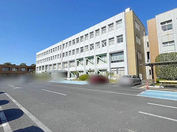 取手市市役所まで車で４分♪
周辺は、住宅地と公共施設が集まる落ち着いたエリアで、少し移動すると商業施設・公園・川沿いの自然が揃う“住みやすい環境”が特徴です。