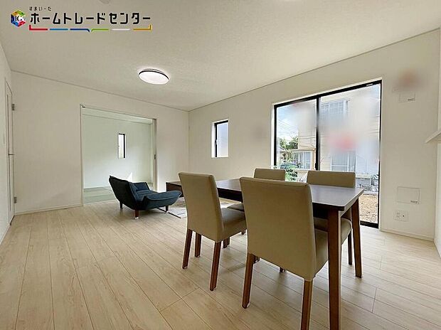 ※室内写真の家具・小物はイメージです 開放感のある明るいリビング!キッチンからは、リビングにいるご家族の様子が一目で分かります。テレビを見ながら、家族と会話しながらリビングとキッチンを行き来出来ます!