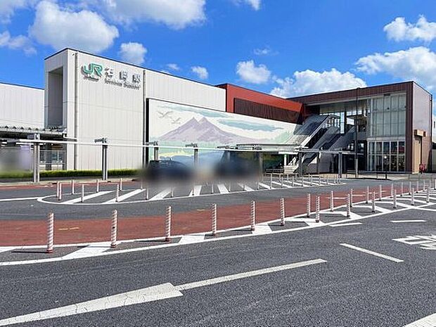 石岡駅は、特急も停車する主要駅になります。改札手前には広々とした待合室もあります！エスカレーター、エレベーターなどが整備されており、子育て世代やお年寄りに安心です。