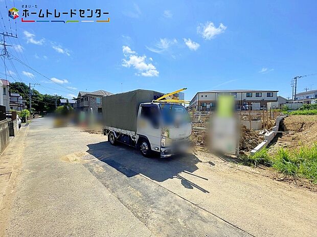 １号棟
嬉しい仕様がたくさん！
システムキッチン、浴室乾燥機、床下収納、防犯カメラ、TVモニター付きインターホン、人感センサー付玄関灯、EVコンセント、都市ガス、駐車２台可（車種による）♪