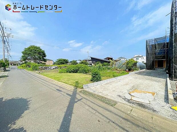 1号棟
嬉しい仕様がたくさん!システムキッチン、浴室乾燥機、床下収納、防犯カメラ、TVモニター付きインターホン、人感センサー付玄関灯、EVコンセント、都市ガス、駐車2台可(車種による)♪