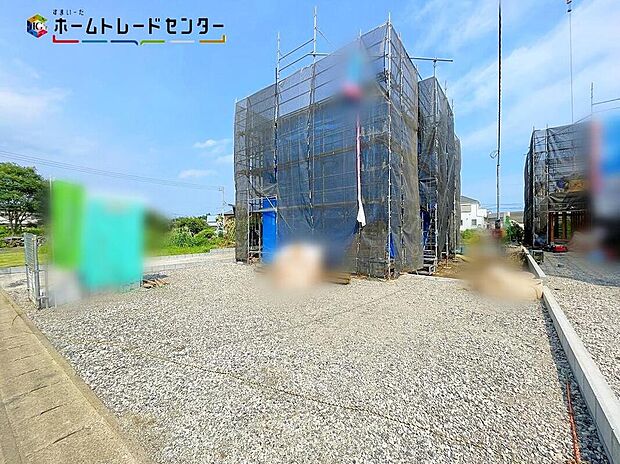 2号棟
前面道路が4mある戸建ては、車の出し入れがスムーズで、駐車もラクラク。大型車でも安心して利用でき、来客時の対応も快適です!開放感があり暮らしにゆとりが生まれます。