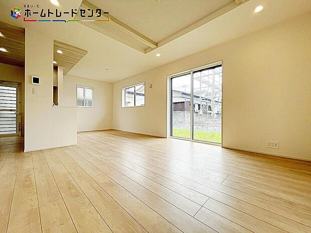 明るい日差しがさすリビングは、家族の憩い空間。広々としたLDKに、自分好みのインテリアでレイアウト。季節ごとに模様替えなども、楽しみの一つとなりそうです♪♪
