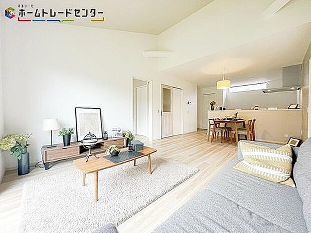 リビングは、ダイニングやキッチンと一体になっております!調理や食事、勉強や遊び場、様々な機能を持たせる家族のコミュニケーションの場になっております!※室内写真の家具・小物はイメージです。