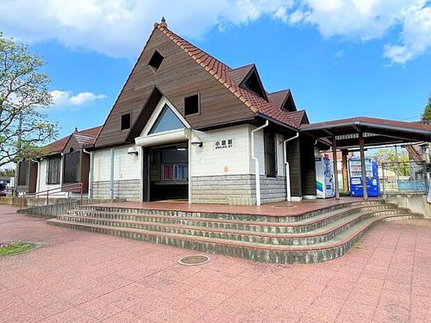 関東鉄道常総線小絹駅は、静かな住宅地と田園が広がる“のどかなローカル駅”で、常総線の中でも落ち着いた雰囲気が魅力の駅です。ホームには大きな桜の木があり、春はとてもきれいです！

