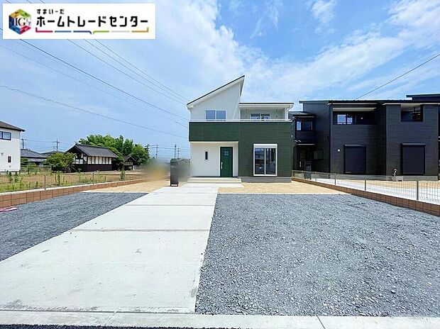 【駐車場】嬉しい仕様がたくさん！
浴室乾燥機、システムキッチン、ウォークインクローゼット、24時間換気、床下収納、洗浄便座、ペアガラス、TVモニター付きインターホン、駐車３～４台可（車種による）等♪