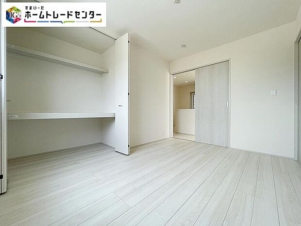 【リビング以外の居室】リビング隣のお部屋は、お子様の遊び場やお昼寝スペースとしてなど、開放し広々とお使い頂けます。突然の来客時には戸を閉めてリビングの荷物をサッと移動して視線を遮る事も可能です。慌てずに済みますね！