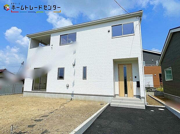 【現地外観写真】嬉しい仕様がたくさん！
浴室乾燥機、システムキッチン、TVモニター付きインターホン、ペアガラス、シャワートイレ、人感センサー付玄関灯、防犯カメラ、駐車２台可（車種による）等♪