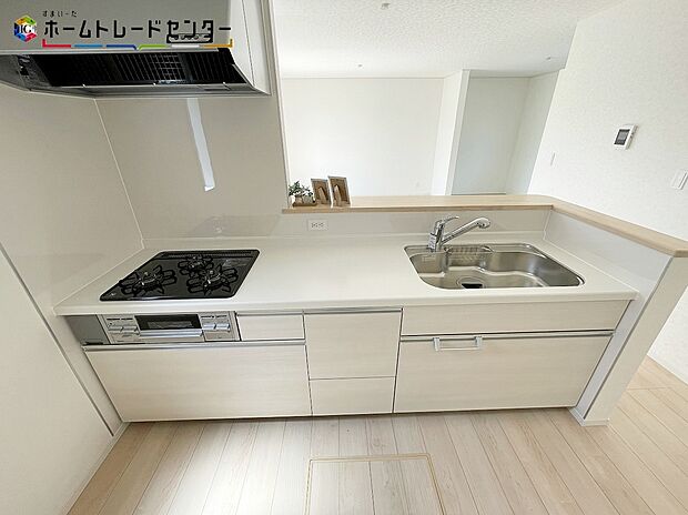 【キッチン】広々キッチンならお子様と一緒にお菓子作りやパーティ準備も楽しめます♪お料理好きに成長しそうです！将来の夢はシェフとか！？出来上がった料理をお子さんが運ぶなど自然とお手伝い時間も増えそうですね！