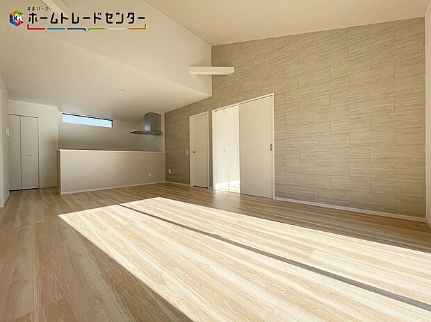 【リビング】ホームパーティに招きたくなる自慢の広々リビング・ダイニング！お子様が走り回っても広々安心です！伸びやかな子育てや、にぎやかなふれあいの日々を存分に楽しんでください。